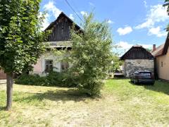 Rodinné domy s gankom na krásnom pozemku-v centre Detvy, jeden majiteľ